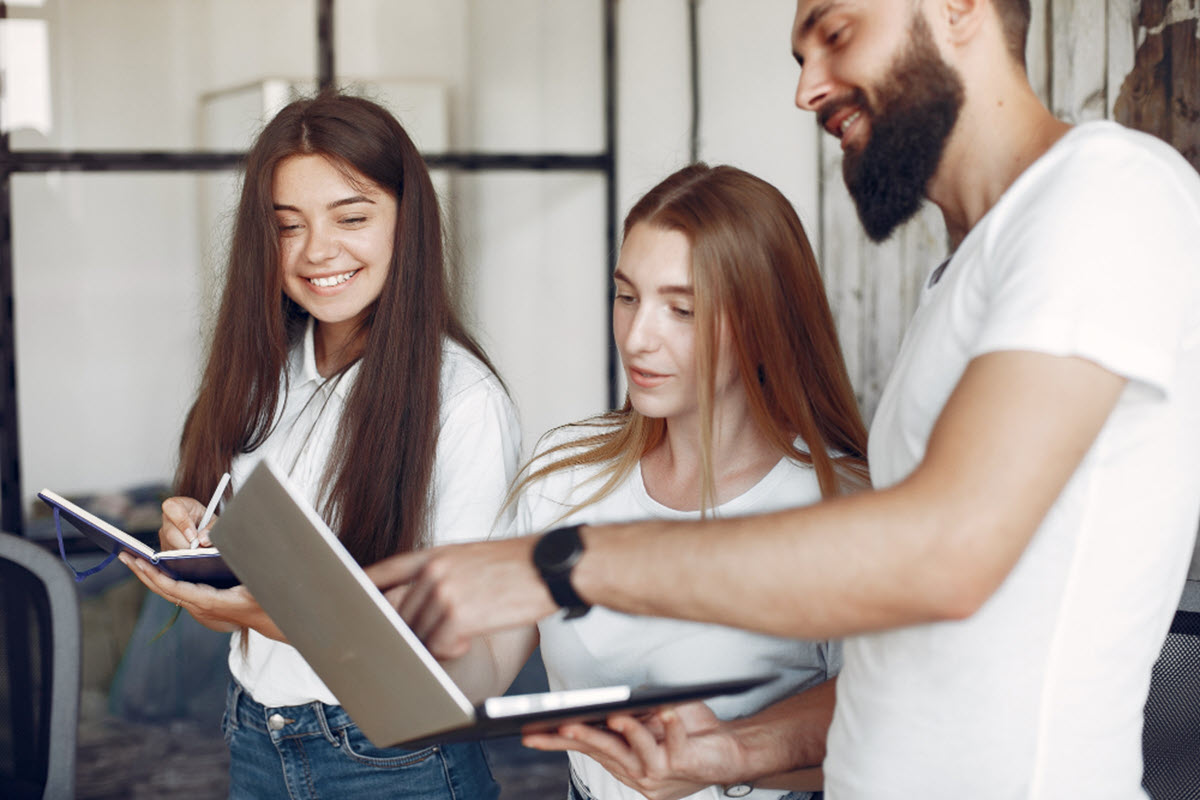 Zespół podczas wdrożenia nowego pracownika - onboarding cyfrowy