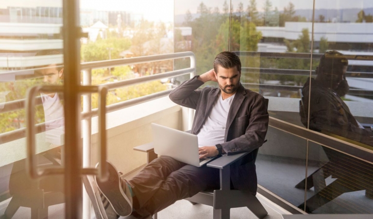 mezczyzna uczy się za pomocą laptopa