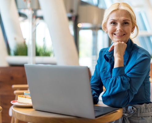 Prevoir-Vie Groupe Prevoir S.A. wybrała ofertę eTechnologie i będzie korzystać z platformy elearningowej Spoti 1 widok z przodu starszej kobiety biznesu pozowanie podczas pracy na laptopie