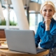 widok z przodu starszej kobiety biznesu pozowanie podczas pracy na laptopie