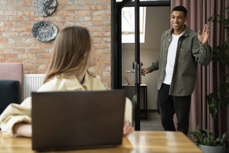 Nowy pracownik podczas onboardingu w biurze